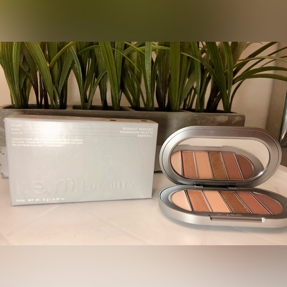 BNIB r.e.m. beauty Midnight Shadows Eyeshadow Palette - Baby Doll - Picture 6 of 14